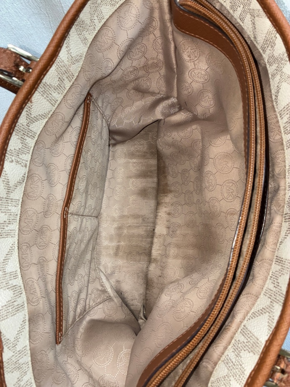 Michael Kors Signature Canvas Tote in Vanilla and Acorn Trim - Picture 5 of 9